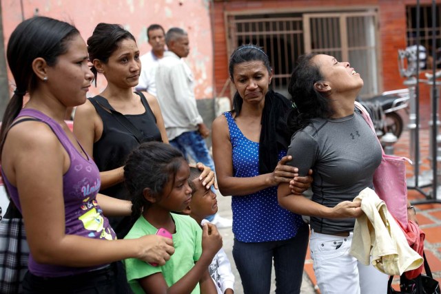 Peggy Ruiz, madre de Brayan Silva, uno de los reclusos que murió durante un motín y un incendio en las celdas de la Comandancia General de la Policía de Carabobo, reacciona junto a familiares fuera de la funeraria en Valencia, Venezuela el 29 de marzo de 2018. REUTERS / Carlos Garcia Rawlins