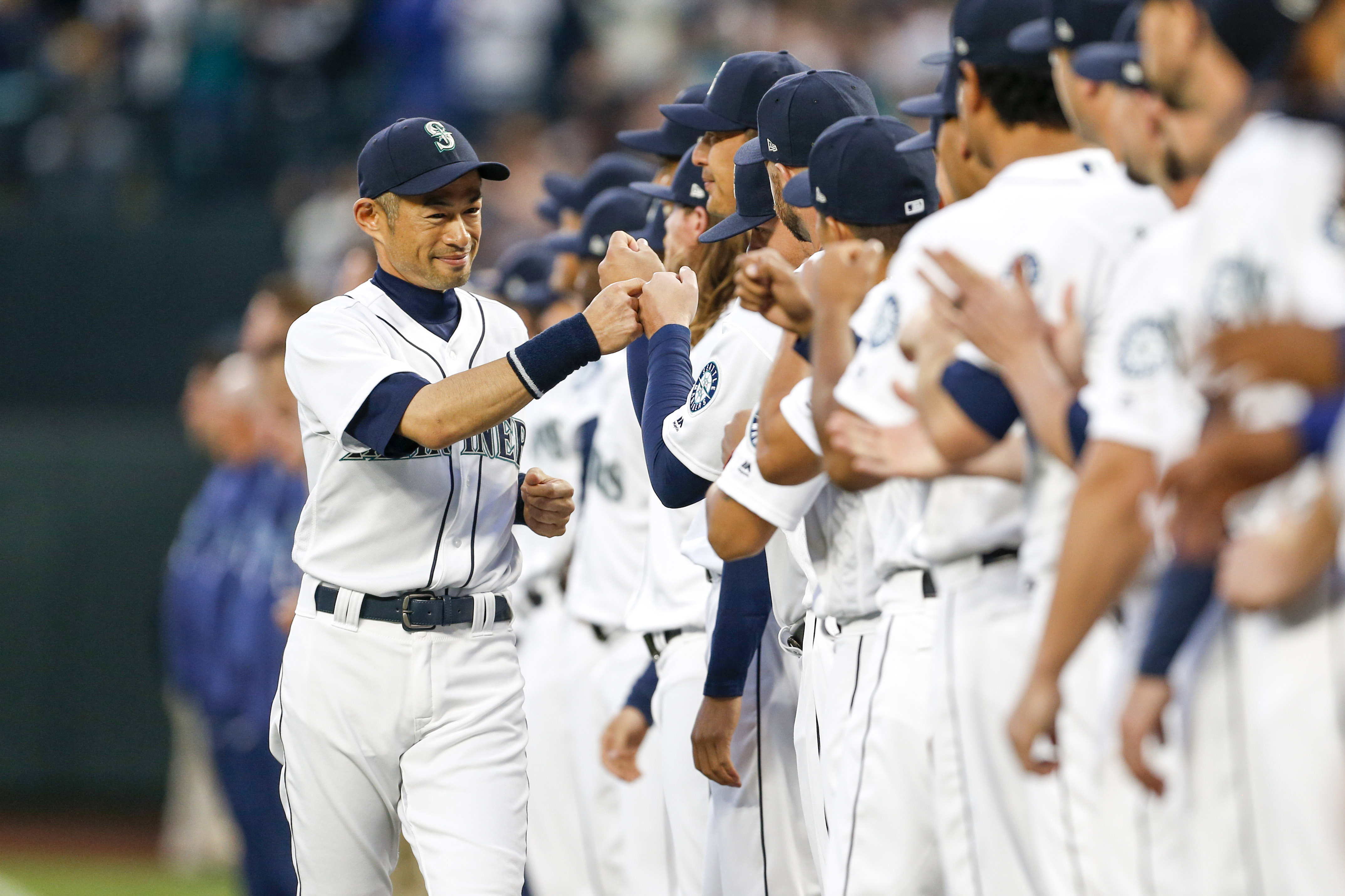 ¿Viejo quién? Ichiro Suzuki se roba un jonrón con esta impresionante atrapada (Video)