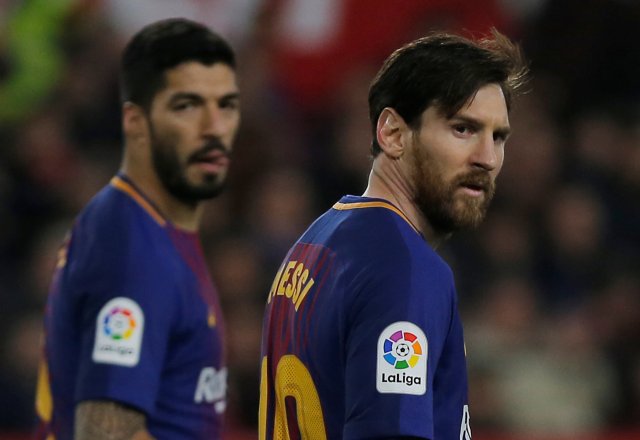 Soccer Football - La Liga Santander - Sevilla vs Barcelona - Ramon Sanchez Pizjuan, Seville, Spain - March 31, 2018 Barcelona's Lionel Messi and Luis Suarez REUTERS/Jon Nazca