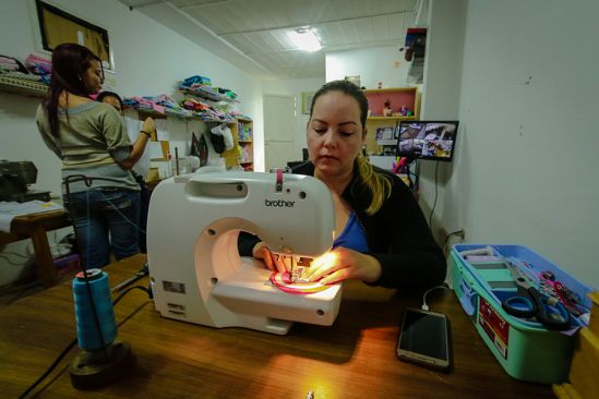 El salario no alcanza, de ninguna manera. Un trabajador de CVG con décadas de servicio cubre apenas 8% de la canasta básica familiar y el deterioro motiva renuncias mensuales (Foto: William Urdaneta / Correo del Caroní)