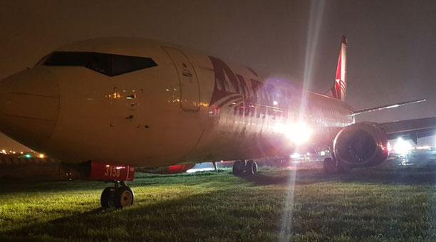 La noche de este 3 de marzo del 2018, un avión perdió pista en el aeropuerto José Joaquín de Olmedo en Guayaquil. Foto: tomada de la cuenta de Twitter de DGAC Ecuador. Este contenido ha sido publicado originalmente por Diario EL COMERCIO en la siguiente dirección: http://www.elcomercio.com/actualidad/avion-pierde-pista-aeropuerto-guayaquil.html. Si está pensando en hacer uso del mismo, por favor, cite la fuente y haga un enlace hacia la nota original de donde usted ha tomado este contenido. ElComercio.com