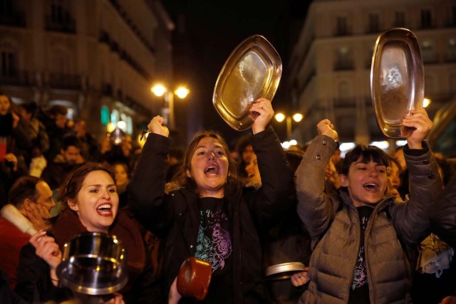 GRAF7060. MADRID, 08/03/2018.- La Comisión 8M ha dado esta noche el pistoletazo de salida a la huelga feminista con una cacerolada en la Puerta del Sol, en Madrid. "Si nosotras paramos, se para el mundo", es la máxima con la que el movimiento feminista, con el respaldo sindical, ha convocado mañana la primera huelga general feminista, con más de 200 citas programadas en toda la geografía española y manifestaciones en todas las capitales de provincia. EFE/Juanjo Martín