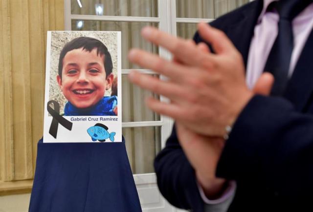 Retrato del niño Gabriel Cruz colocado en el patio de la diputacion de Almería, donde hoy se ha convocado un pleno extraordinario para declarar tres días de luto por su muerte. EFE/Carlos Barba