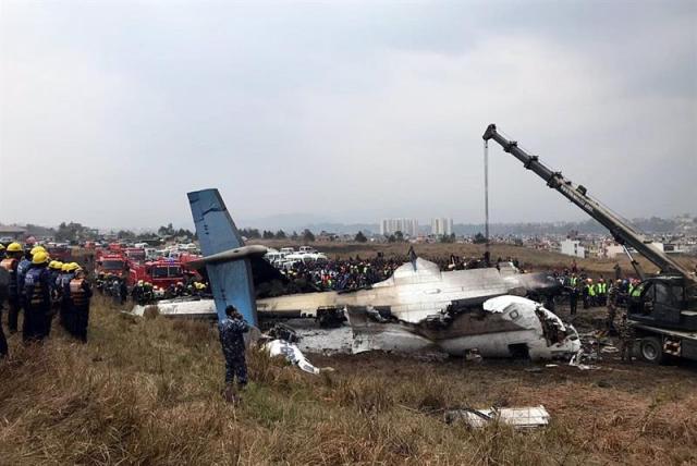  Los equipos de rescate trabajan junto al avión que se estrelló en el aeropuerto de Katmandú (Nepal) hoy, 12 de marzo de 2018. Siete de los 30 pasajeros rescatados hoy de un avión accidentado en Katmandú han muerto en el hospital al que fueron trasladados después de que la aeronave, que llevaba 67 pasajeros y 4 miembros de la tripulación, se estrellara en el aeropuerto de Katmandú. EFE/ Narendra Shrestha 