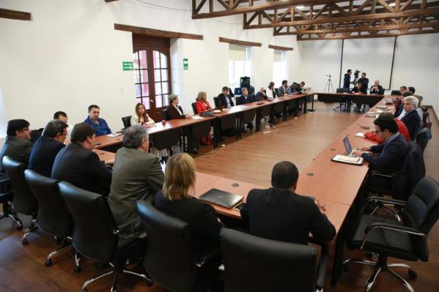 Fotografía cedida por el Gobierno colombiano que muestra una vista general durante la reanudación del diálogo entre el Gobierno colombiano y la guerrilla Ejército de Liberación Nacional (ELN) hoy, jueves 15 de marzo de 2018, en Cashapamba, al sureste de Quito (Ecuador). Las delegaciones del Gobierno de Colombia y de la guerrilla Ejército de Liberación Nacional (ELN) retomaron hoy la negociación de paz en una hacienda al sureste de Quito, en la que es la quinta ronda de conversaciones. EFE/Cortesía Gobierno de Colombia