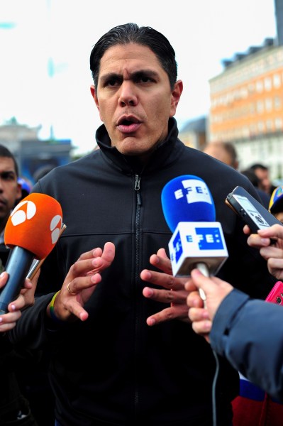 GRAF4826. MADRID, 17/03/2018.- El diputado opositor venezolano de Voluntad Popular, Lester Toledo, hace unas declaraciones durante la manifestación celebrada esta tarde en Madrid en protesta por la situación de "crisis" que atraviesa el país y exigiendo la celebración de elecciones "libres". La manifestación, convocada por el Frente Amplio Venezuela Libre, ha recorrido la calle Princesa de Madrid desde Moncloa hasta Plaza España, donde el diputado Lester Toledo ha leído un manifiesto. EFE/Diego Pérez