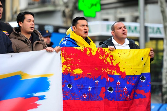 GRAF4837. MADRID, 17/03/2018.- Decenas de venezolanos se manifiestan esta tarde en Madrid en protesta por la situación de "crisis" que atraviesa el país y exigiendo la celebración de elecciones "libres". La manifestación, convocada por el Frente Amplio Venezuela Libre, ha recorrido la calle Princesa de Madrid desde Moncloa hasta Plaza España, donde el diputado opositor venezolano de Voluntad Popular Lester Toledo ha leído un manifiesto. EFE/Diego Pérez