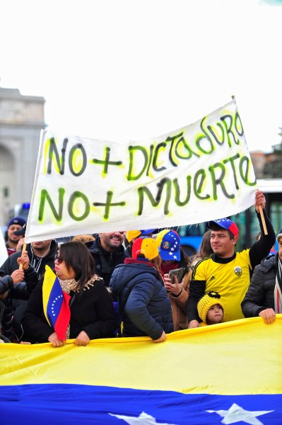 GRAF4839. MADRID, 17/03/2018.- Decenas de venezolanos se manifiestan esta tarde en Madrid en protesta por la situación de "crisis" que atraviesa el país y exigiendo la celebración de elecciones "libres". La manifestación, convocada por el Frente Amplio Venezuela Libre, ha recorrido la calle Princesa de Madrid desde Moncloa hasta Plaza España, donde el diputado opositor venezolano de Voluntad Popular Lester Toledo ha leído un manifiesto. EFE/Diego Pérez