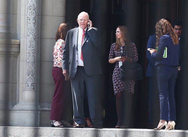 PER21. LIMA (PERÚ), 21/03/2018.- El presidente de Perú, Pedro Pablo Kuczynski, abandona el Palacio de Gobierno tras despedirse de funcionarios y trabajadores, varios de los cuales lloraron luego de confirmarse que renunció al cargo hoy, miércoles 21 de marzo de 2018, en Lima (Perú). Fuentes del Ejecutivo confirmaron hoy a Efe que el mandatario, de 79 años, presentó su renuncia en medio de la crisis política causada por la difusión de vídeos y audios que muestran a sus aliados intentando comprar votos de congresistas opositores para evitar su destitución, confirmaron a Efe fuentes del Gobierno. EFE/Ernesto Arias