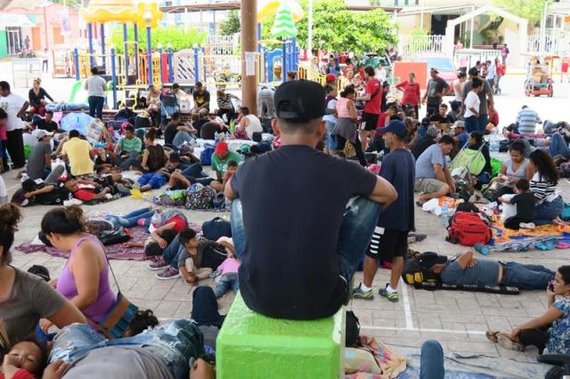 Migrantes centroamericanos descansan en la población de Mapastepec, en el estado de Chiapas (México) este 26 de marzo de 2018. A pie o pidiendo un "ride", más de mil migrantes centroamericanos atraviesan estos días México rumbo a Estados Unidos en una caravana que este año ha multiplicado sus participantes debido a la delicada situación que vive Honduras. Las jornadas del llamado "Viacrucis migrantes en la lucha", nombre que adquiere por su coincidencia con la Semana Santa, comienzan pronto; los migrantes empiezan su camino a las cinco de la mañana, para aprovechar las horas en las que el sol no golpea tan fuerte. EFE/Isabel Reviejo