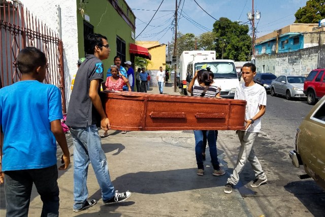 Un grupo de personas carga con el ataúd de una víctima que murió en el incendio del centro de reclusión de la Policía Estadal de Carabobo (centro) hoy, jueves 29 de marzo de 2018 en Valencia (Venezuela). Varias de las principales ONG venezolanas responsabilizaron hoy al Ejecutivo encabezado por Nicolás Maduro de la muerte ayer de 68 personas en un incendio en una comisaria en el centro del país. EFE/Heberlizeth González