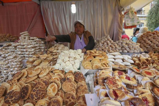 Fotografía de panes y pastelillos típicos de Semana Santa en la "Feria de la Dulce Empanada" este jueves, 29 de marzo de 2018, en La Paz (Bolivia). Las llagas de Cristo, la corona con que le crucificaron o los peces que milagrosamente multiplicó se comen en la Semana Santa boliviana, convertidos en una variedad de panes, pastelillos y bizcochos típicos de la Pascua. EFE/Martín Alipaz