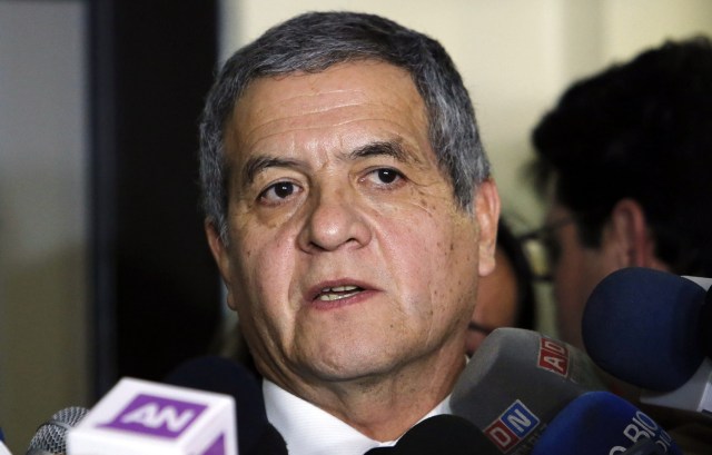 CH02 - SANTIAGO DE CHILE (CHILE), 24/07/2015. El juez Mario Carroza habla a los medios hoy, viernes 24 de julio de 2015, en su oficina en Santiago de Chile. Siete exmilitares chilenos fueron procesados hoy por el juez especial Mario Carroza, seis de ellos como autores de homicidio calificado y otro como cómplice, en el caso de dos jóvenes que en 1986 fueron quemados con gasolina durante una protesta contra la dictadura de Augusto Pinochet. EFE/Gerardo Martinez