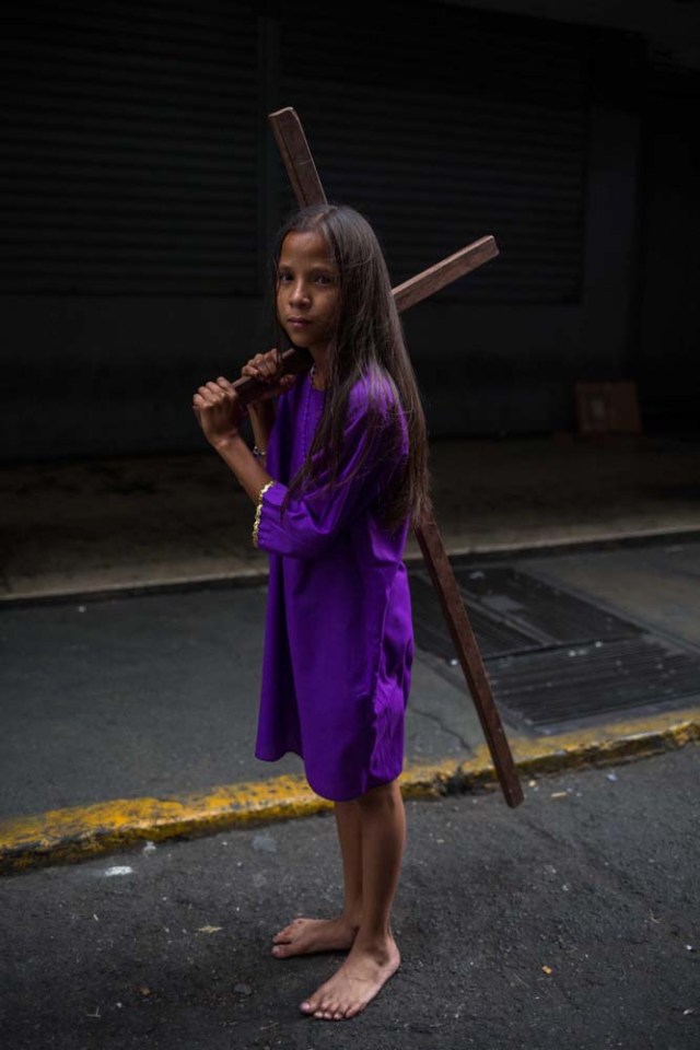 CARACAS (VENEZUELA), 28/03/2018.- Penitentes del Nazareno de San Pablo acompañan la procesión anual del Miércoles Santo en la Basílica de Santa Teresa hoy, miércoles 28 de marzo de 2018, en Caracas (Venezuela). Miles de caraqueños saludaron hoy al Nazareno de San Pablo con peticiones de que traiga paz al país y para darle gracias por cumplir sus peticiones en la procesión más representativa de la Semana Santa en la capital venezolana. EFE/Cristian Hernández