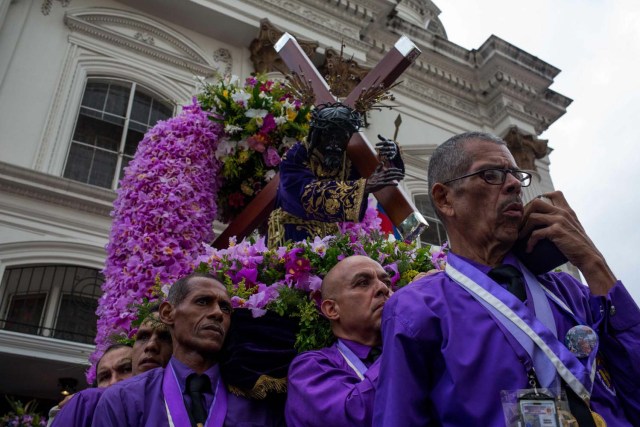 CARACAS (VENEZUELA), 28/03/2018.- Fieles del Nazareno de San Pablo acompañan la procesión anual del Miércoles Santo en la Basílica de Santa Teresa hoy, miércoles 28 de marzo de 2018, en Caracas (Venezuela). Miles de caraqueños saludaron hoy al Nazareno de San Pablo con peticiones de que traiga paz al país y para darle gracias por cumplir sus peticiones en la procesión más representativa de la Semana Santa en la capital venezolana. EFE/Cristian Hernández