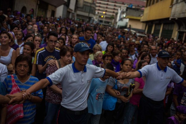 CARACAS (VENEZUELA), 28/03/2018.- Fieles del Nazareno de San Pablo acompañan la procesión anual del Miércoles Santo en la Basílica de Santa Teresa hoy, miércoles 28 de marzo de 2018, en Caracas (Venezuela). Miles de caraqueños saludaron hoy al Nazareno de San Pablo con peticiones de que traiga paz al país y para darle gracias por cumplir sus peticiones en la procesión más representativa de la Semana Santa en la capital venezolana. EFE/Cristian Hernández