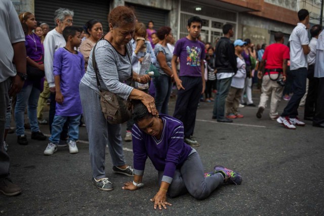 CARACAS (VENEZUELA), 28/03/2018.- Penitentes del Nazareno de San Pablo acompañan la procesión anual del Miércoles Santo en la Basílica de Santa Teresa hoy, miércoles 28 de marzo de 2018, en Caracas (Venezuela). Miles de caraqueños saludaron hoy al Nazareno de San Pablo con peticiones de que traiga paz al país y para darle gracias por cumplir sus peticiones en la procesión más representativa de la Semana Santa en la capital venezolana. EFE/Cristian Hernández