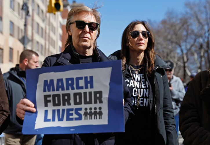 Paul McCartney marchó en Nueva York contra las armas y recordó a John Lennon (Foto)