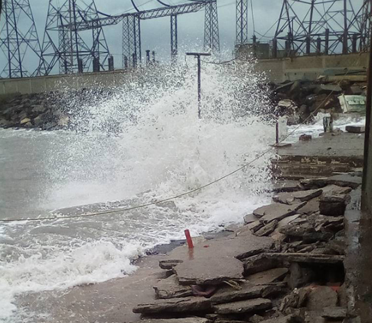 Fuerte oleaje en Vargas dejó en la ruina a pescadores de Arrecife