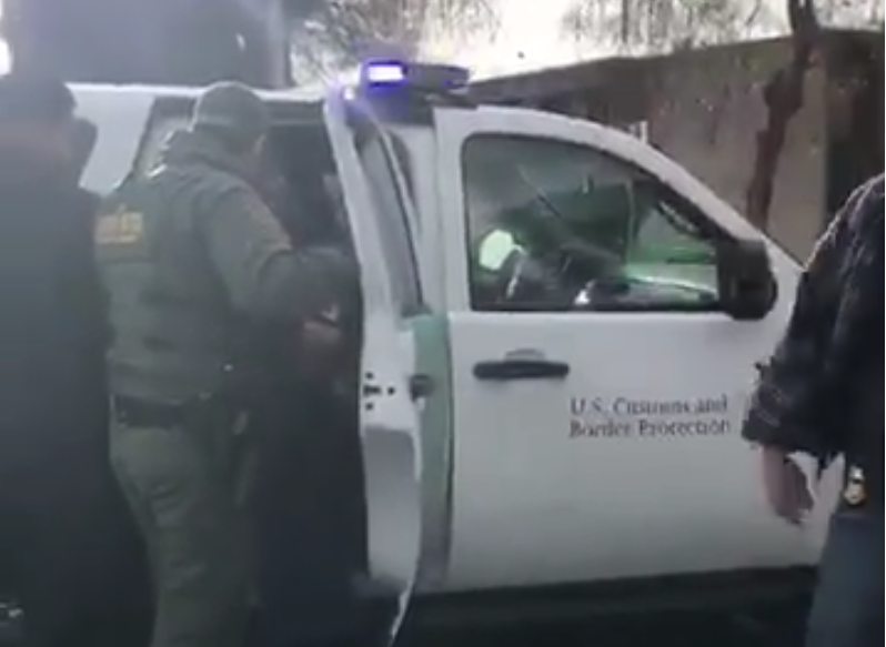 El brutal arresto de una mujer mexicana frente a sus hijas que provocó indignación en EEUU (VIDEO)