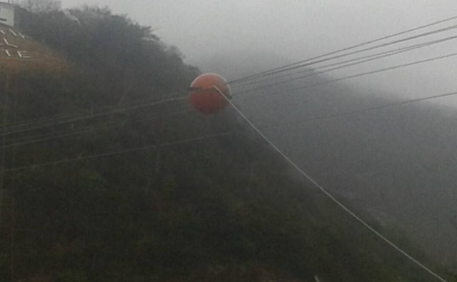 Cable de alta tensión en Pista Norte de Guarenas, sentido Caracas // Foto @TraficoGuarenas 