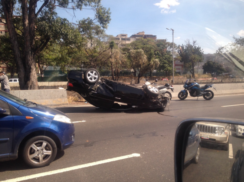 Un muerto y dos heridos dejó accidente en la autopista Francisco Fajardo