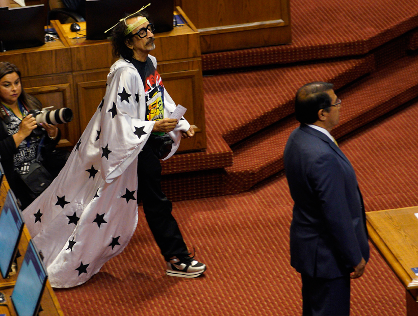 Con capa y antenas: Así revolucionó el diputado Florcita Motuda el Congreso chileno (Fotos y Videos)