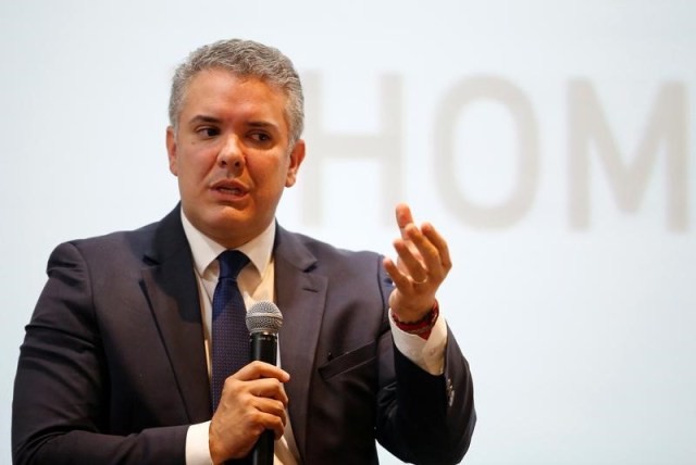 El candidato presidencial de Colombia Ivan Duque durante un discurso en un foro organizado por Thomson Reuters en Bogota, Colombia el 9 de octubre de 2017. REUTERS/Jaime Saldarriaga