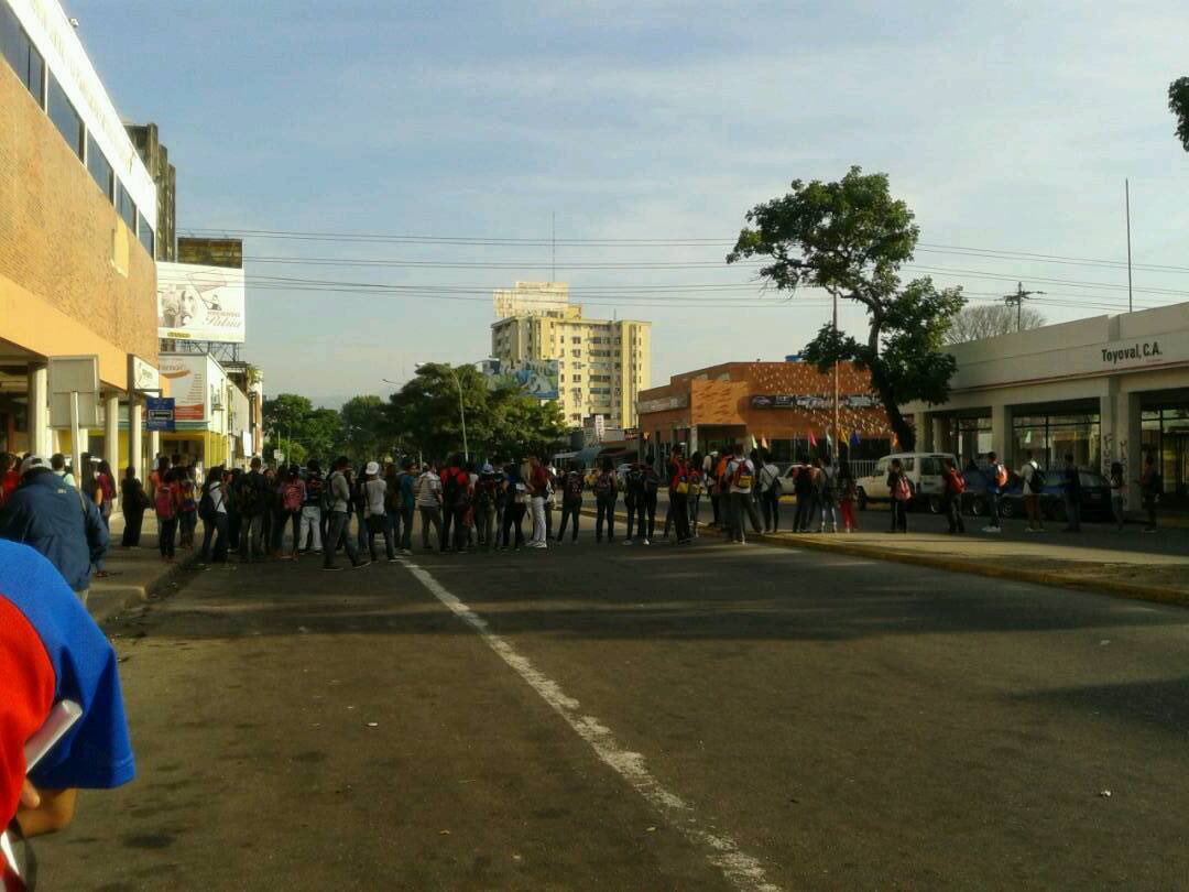 Estudiantes de la Universidad de Carabobo protestan por falta de transporte #16Mar
