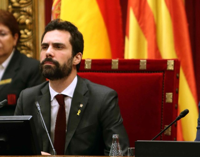 El presidente del parlament Roger Torrent, durante el pleno del Parlament celebrado hoy para votar una propuesta de JxCat para legitimar a Carles Puigdemont que, aunque finalmente no incluirá la propuesta de la CUP de reafirmar la declaración unilateral de independencia, contará con el apoyo de los anticapitalistas y de ERC.EFE/Toni Albir