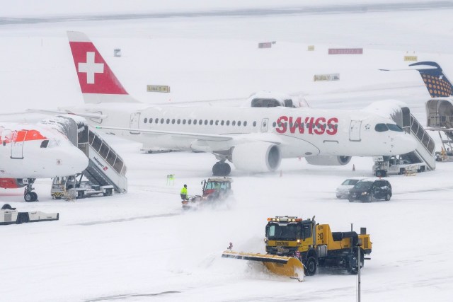 GE101WTT. GINEBRA (SUIZA), 01/03/2018.- Una máquina quitanieves retira la nieve de la pista de aterrizaje del aeropuerto de Ginebra, Suiza, hoy, 1 de marzo de 2018. Europa se ve afectada por una ola de frío siberiano que se ha cobrado la vida de más de 20 personas. EFE/MARTIAL TREZZINI