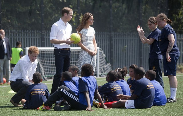 william_kate_middleton_harry_quinta_rueda_sujetavelas_cuando_todos_te_ignoran_447056930_1000x635