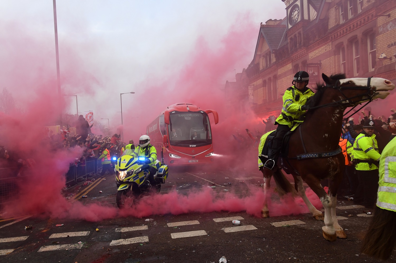 UEFA abre investigación tras ataque al autobús del Manchester City en Liverpool