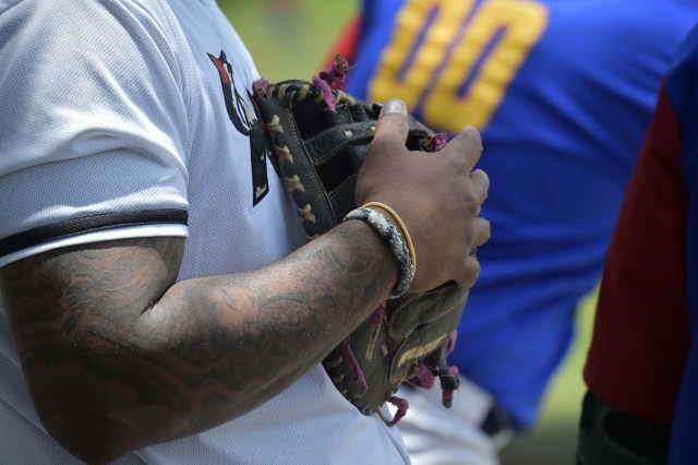 Venezuelan immigrants take part in the inauguration of the Pichincha League Softball Championship, at Parque Bicentenario, in Quito on March 18, 2018. The increase in the number of Venezuelan immigrants in Ecuador leaded to growth of the softball league from four to 16 teams in the last years, with some 450 players in total. / AFP PHOTO / Rodrigo BUENDIA / TO GO WITH AFP STORY BY PAOLA LOPEZ