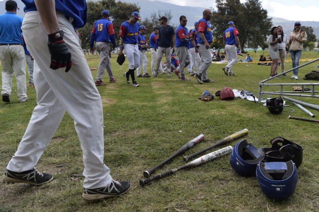 Venezuelan immigrants prepare to play softball during the inauguration of the Pichincha League Softball Championship, at Parque Bicentenario, in Quito on March 18, 2018. The increase in the number of Venezuelan immigrants in Ecuador leaded to growth of the softball league from four to 16 teams in the last years, with some 450 players in total. / AFP PHOTO / Rodrigo BUENDIA / TO GO WITH AFP STORY BY PAOLA LOPEZ