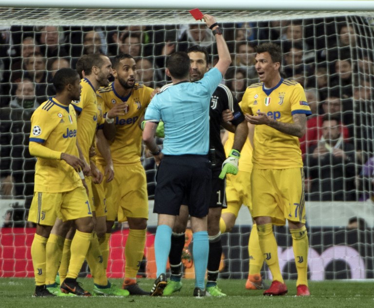 UEFA condena enérgicamente el acoso sufrido por Michael Oliver y su esposa