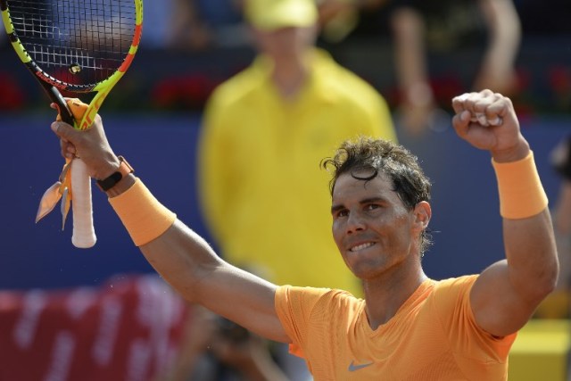 El español Rafael Nadal celebra después de ganar un partido de tenis del torneo Barcelona Open ATP contra el español Roberto Carballes Baena en Barcelona el 25 de abril de 2018. 