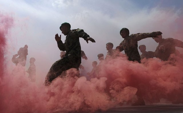 Oficiales del Ejército Nacional Afgano (ANA) marchan durante una ceremonia de graduación en el Centro de Entrenamiento Militar Ghazi en Kabul, el 31 de marzo de 2011. SHAH MARAI AFP