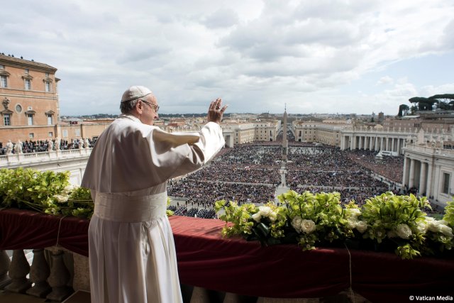 El Papa Francisco aparece antes de entregar su mensaje de Pascua en la dirección de Urbi et Orbi (a la Ciudad y el Mundo) desde el balcón que da a la Plaza de San Pedro en el Vaticano el 1 de abril de 2018. Osservatore Romano / Folleto a través de EDITORES DE ATENCIÓN REUTERS