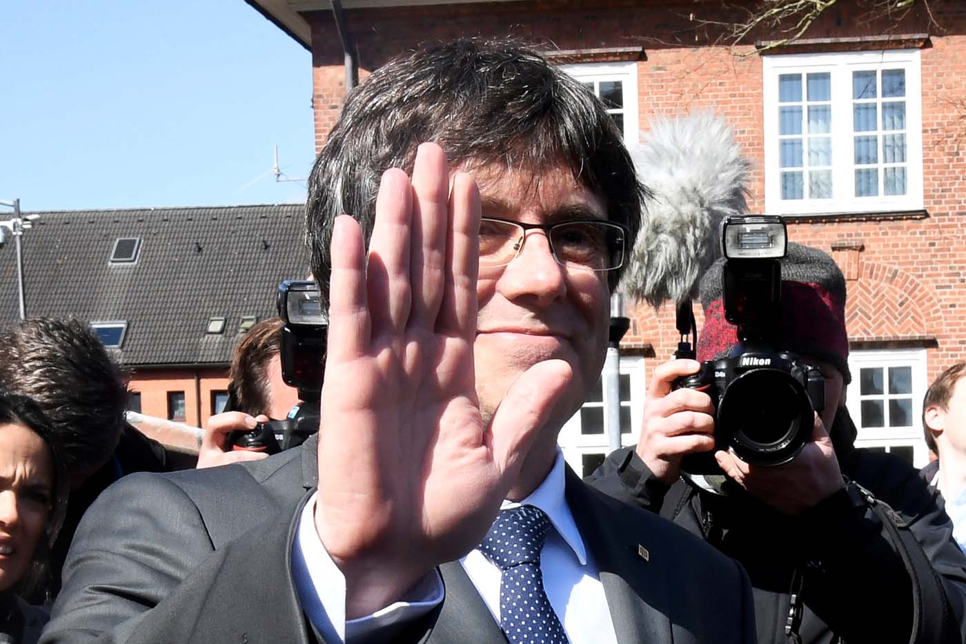 Juez español retira orden internacional de arresto contra Puigdemont y otros independentistas