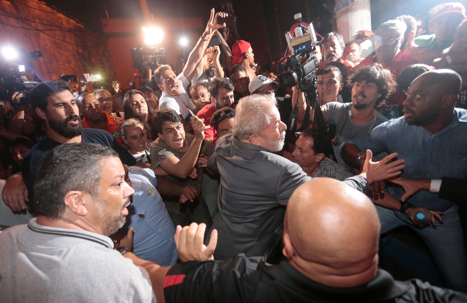 Los momentos de tensión de Lula minutos antes de entregarse a la Policía (Fotos)