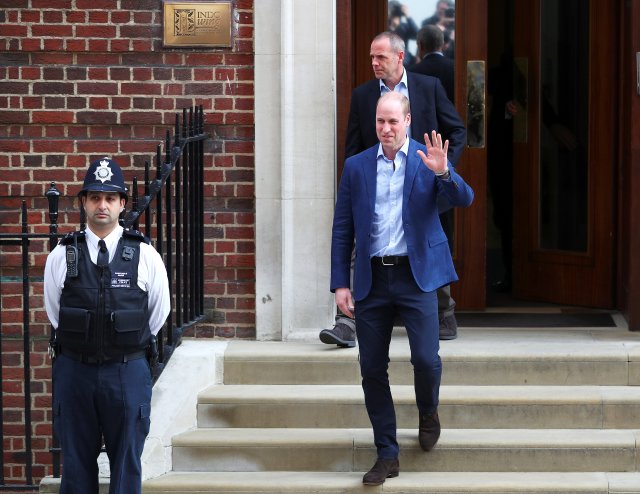 El Príncipe William de Gran Bretaña deja el Lindo Wing del Hospital St. Mary después de que su esposa Catherine, la duquesa de Cambridge, dio a luz a un hijo, en Londres, el 23 de abril de 2018. REUTERS / Hannah McKay