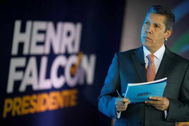 Venezuelan presidential candidate Henri Falcon of the "Avanzada Progresista" party attends a meeting with supporters to present his government plan in Caracas, Venezuela April 23, 2018. REUTERS/Carlos Garcia Rawlins - RC14F55CC280