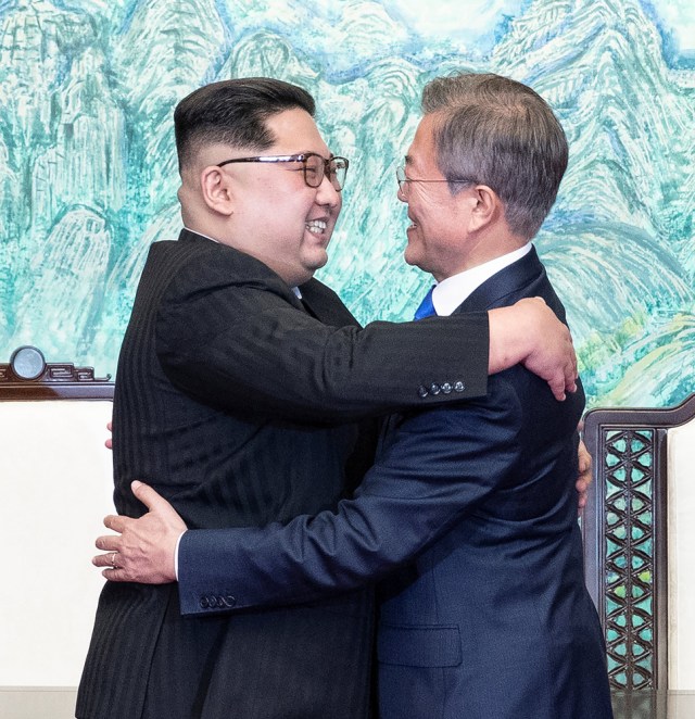 El presidente surcoreano Moon Jae-in y el líder norcoreano Kim Jong Un se abrazan en la aldea de tregua de Panmunjom dentro de la zona desmilitarizada que separa las dos Coreas, Corea del Sur, el 27 de abril de 2018. Korea Summit Press Pool / Pool vía Reuters