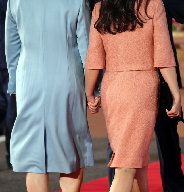 Kim Jung-sook, esposa del presidente surcoreano Moon Jae-in, acompaña a la esposa del líder norcoreano Kim Jong Un, Ri Sol Ju, durante una ceremonia de despedida en la aldea de Panmunjom dentro de la zona desmilitarizada que separa las dos Coreas, Corea del Sur, 27 de abril de 2018 .Congrea Summit Press Pool / Pool vía Reuters