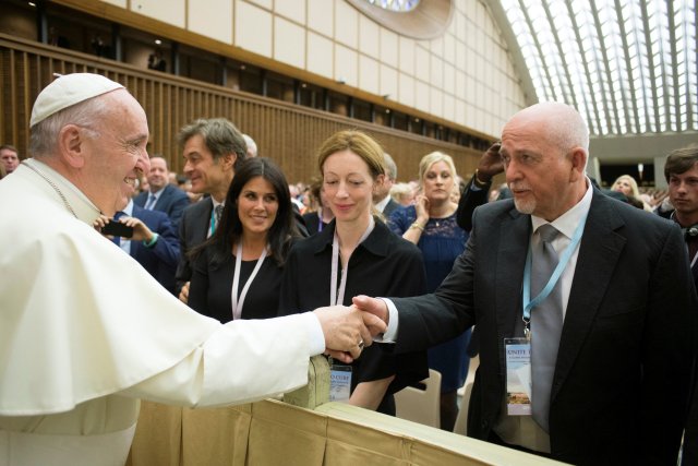 El Papa Francisco se encuentra con el compositor y músico británico Peter Gabriel durante la conferencia internacional "Unidos para curar" sobre la cura para el cáncer en la sala Pablo VI, en el Vaticano, 28 de abril de 2018. Osservatore Romano / Folleto a través de REUTERS ATENCIÓN EDITORES - ESTA IMAGEN PROPORCIONADO POR UN TERCERO