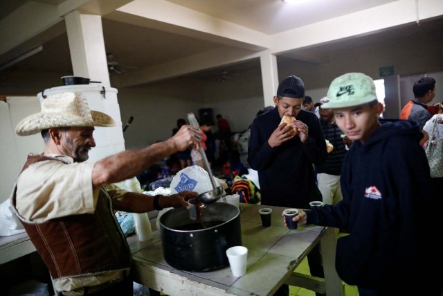 Members of a caravan of migrants from Central America have breakfast at a shelter before going to a gathering at a park, prior to preparations for an asylum request in the U.S., in Tijuana, Mexico April 29, 2018. REUTERS/Edgard Garrido