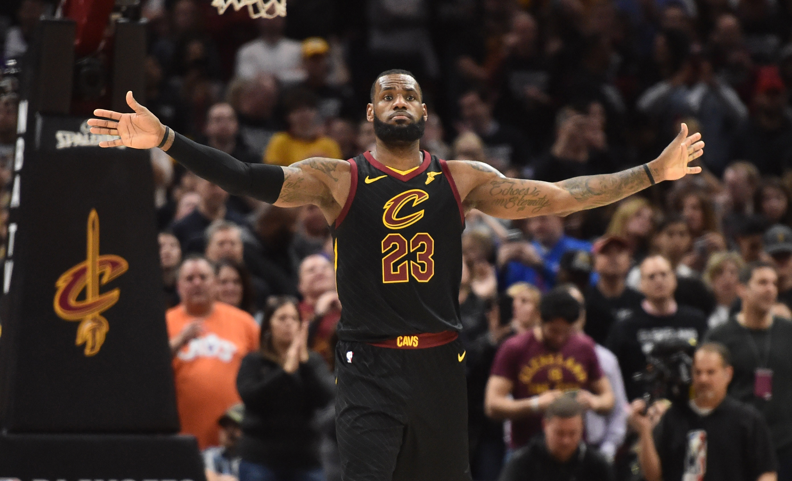 James, con 45 puntos, puso a Cavaliers en semifinales ante Raptors