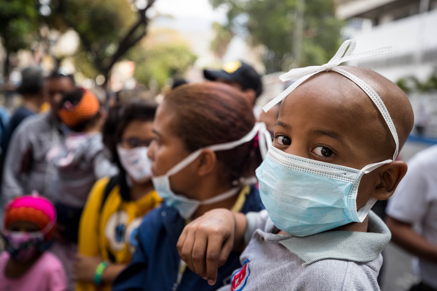 Entre lágrimas, niños que luchan contra el cáncer protestan frente al JM de los Ríos (Fotos)