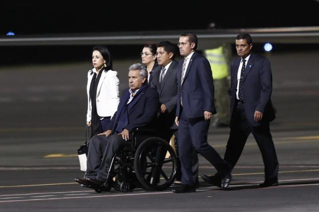 El presidente de Ecuador Lenín Moreno (c) llega hoy, jueves 12 de abril de 2018, al aeropuerto Quito (Ecuador). Lenín Moreno llegó esta noche a Quito tras suspender su participación en la Cumbre de las Américas en Lima, y se espera su pronunciamiento sobre unas imágenes de los supuestos cuerpos de tres integrantes de un equipo de prensa secuestrado en la frontera con Colombia. EFE/JOSÉ JACOMÉ